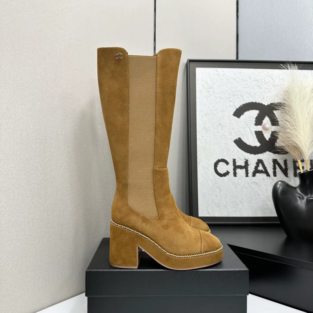 👟👟Ex-factory price 960👟👟 CHANEL Xiaoxiang 2024 autumn and winter sheepskin boots high boots knight boots The version is also the basic version of the Martin boots, neat and handsome. The upper is made of cowhide, super soft against the skin, wide and full, handsome and comfortable. The lining is soft water-dyed cowhide. The sole is original rubber outsole. Exclusive top quality 35-39. 40 customized